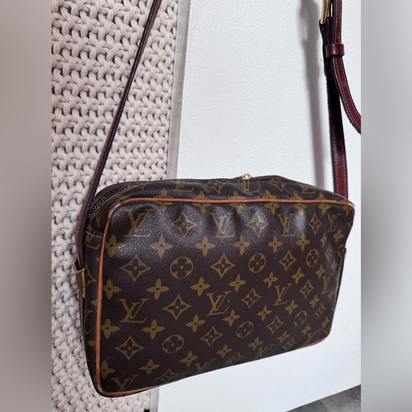 Louis Vuitton Handbags - Pre loved vintage LV messenger bag